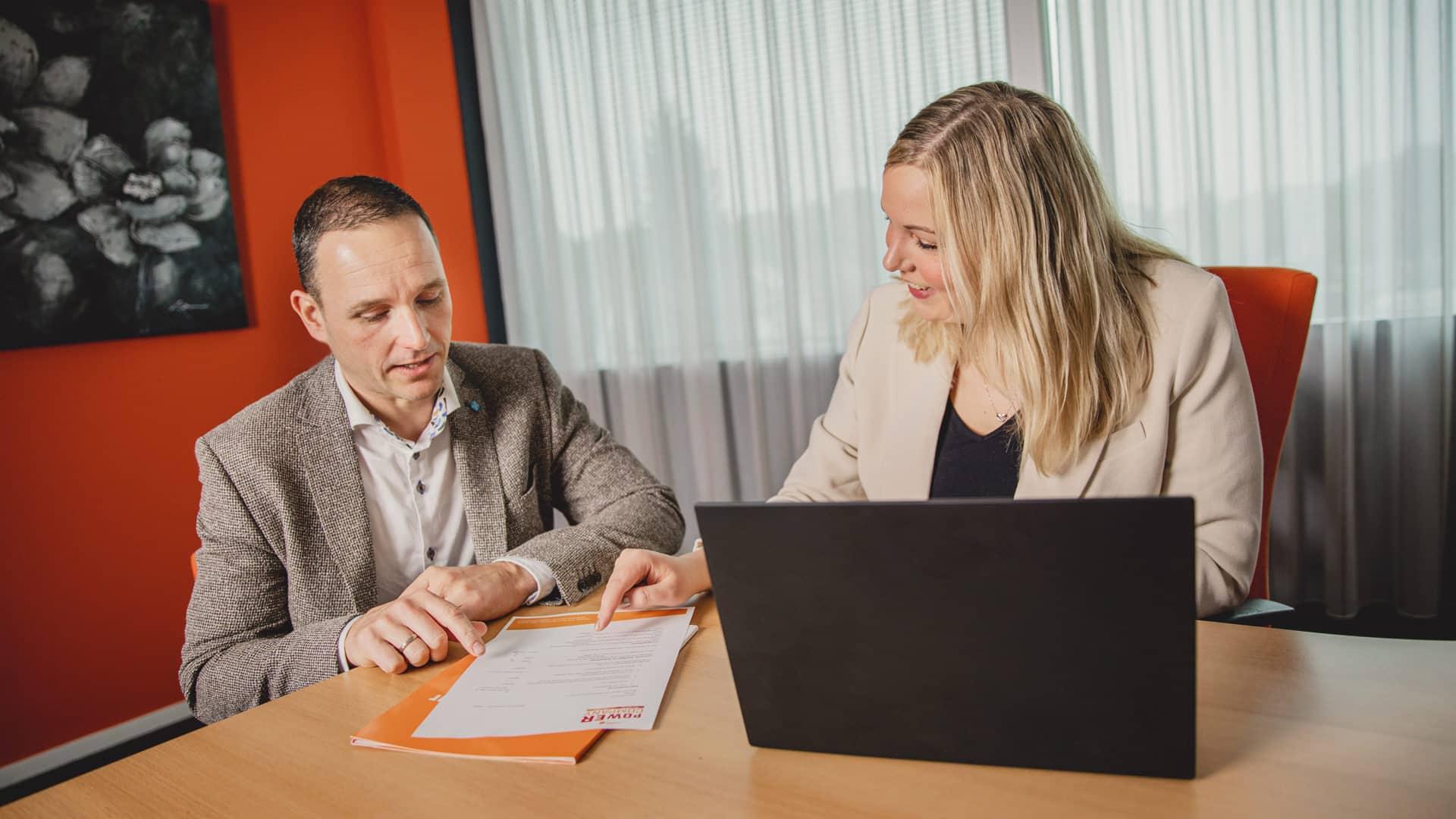 Twee mensen van Power Company die overleggen over stappenplan personeel verlonen. werkgever veelgestelde vragen